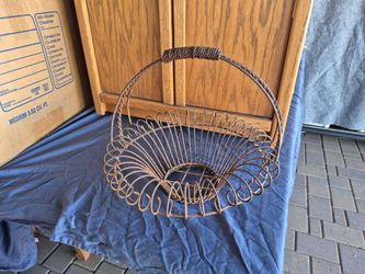 Vintage steel wire basket planter, in very good condition