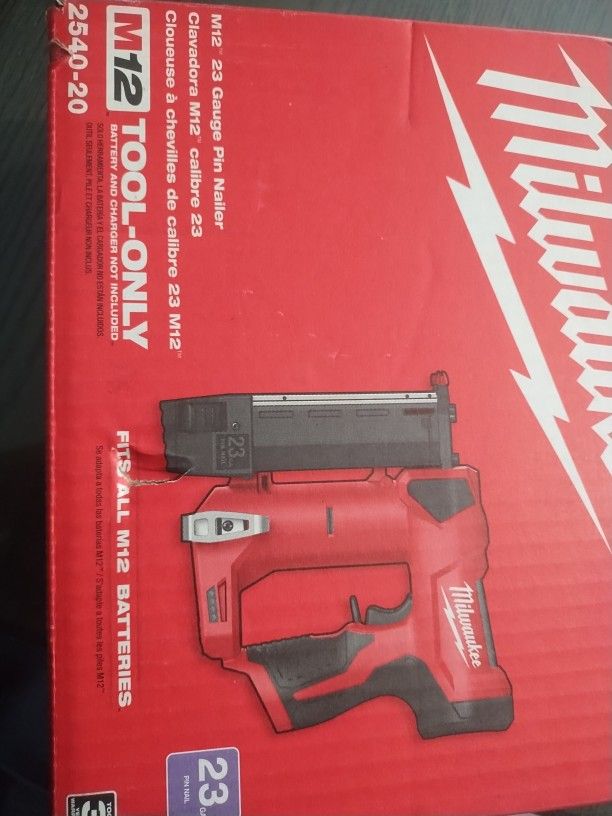 MILWAUKEE M12 23 GA PIN NAILER