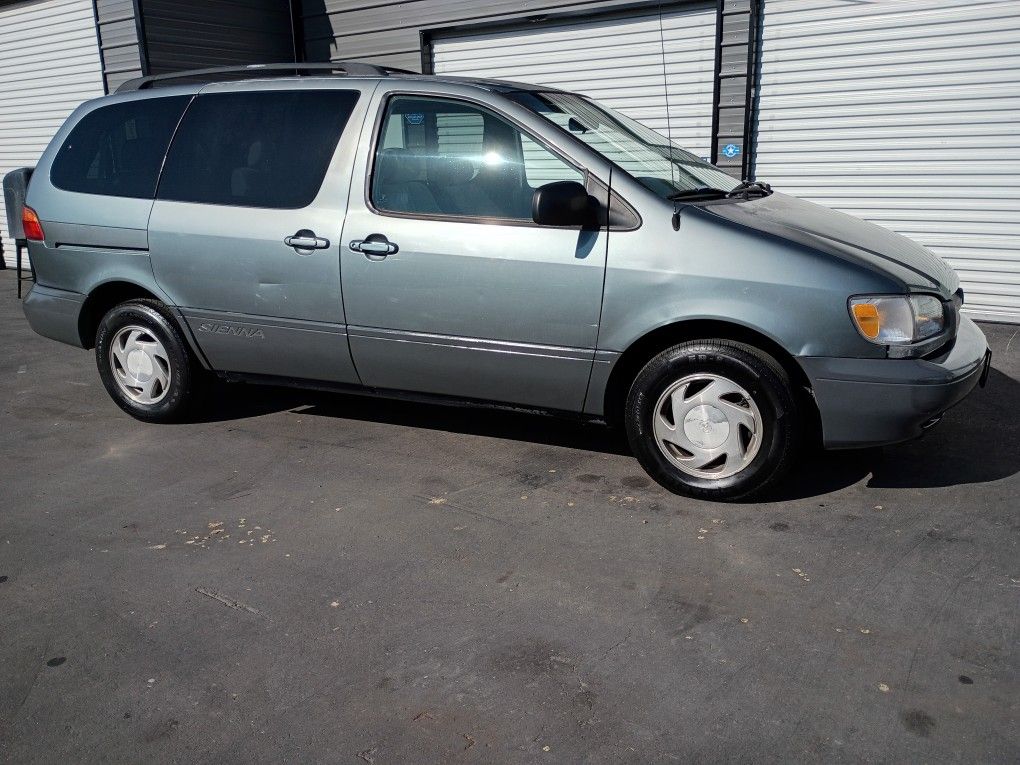 1999 Toyota Sienna