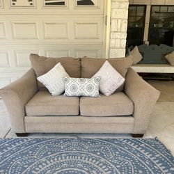 Free Delivery 🚚 Brown Loveseat/ Sillón Café