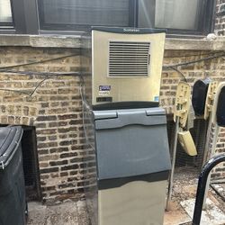 Scotsman Ice Machine — Model B322S bin with Prodigy head unit.