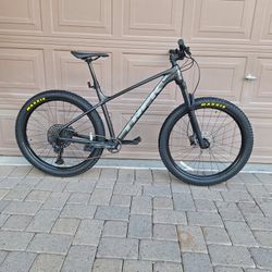TREK ROSCOE 7 MOUNTAIN BIKE 27.5 INCH 1 X 12 SPEED DROPPER POST SEAT AIR SHOCK ROCKSHOX ( CHECK MY OTHER BIKES)
