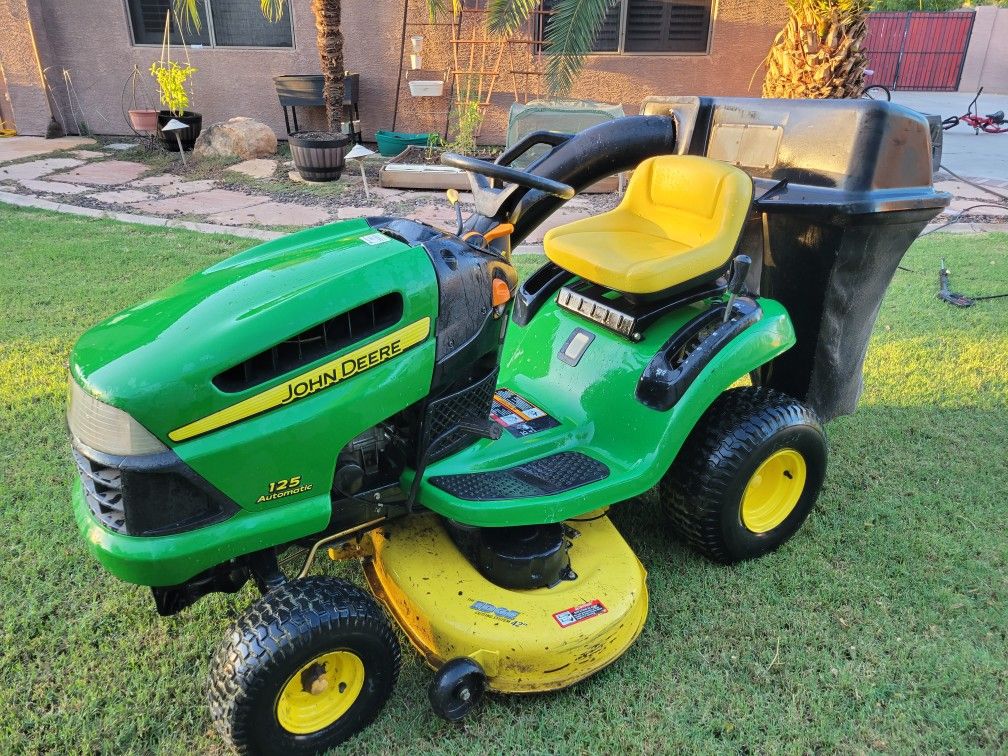 2009 John Deere 125 automatic riding lawnmower w/ bagger attachment