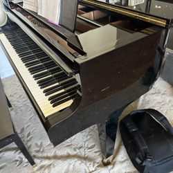 Baby Grand Piano 