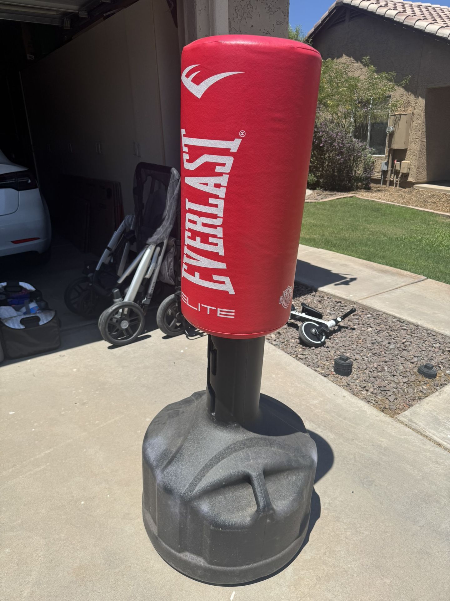 Standing Punching Bag. Everlast Elite
