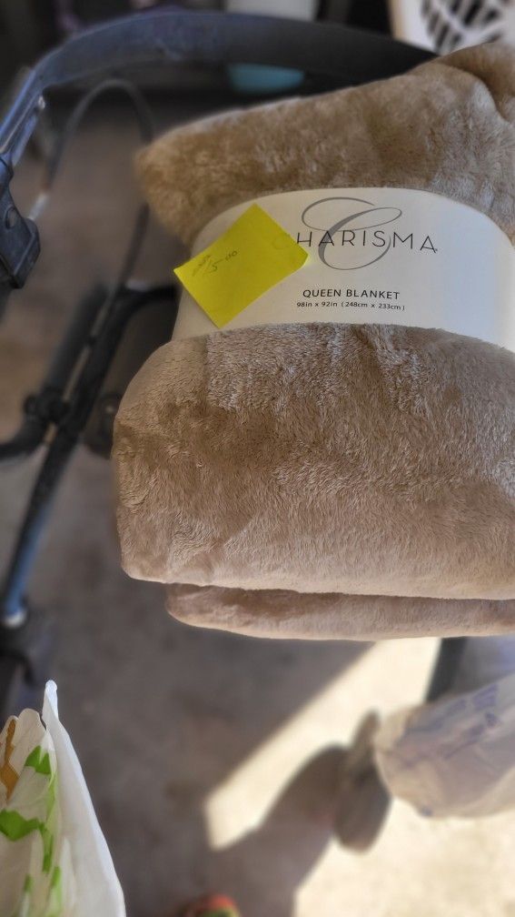 New PLUSH BLANKET-QUEEN
