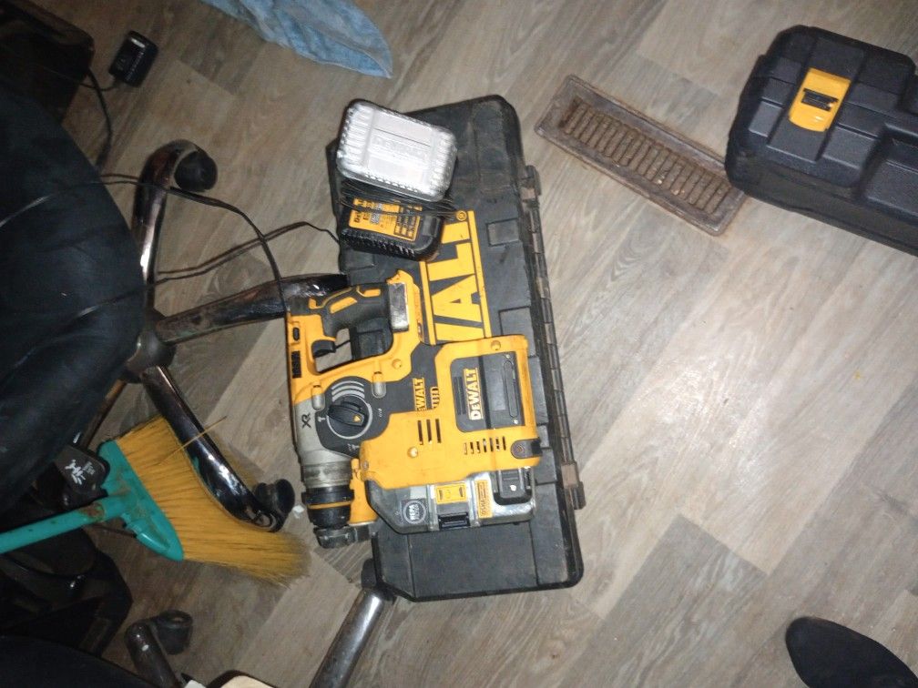 DeWalt 20v Max Brushless SDS Rotary Hammer With Built In 