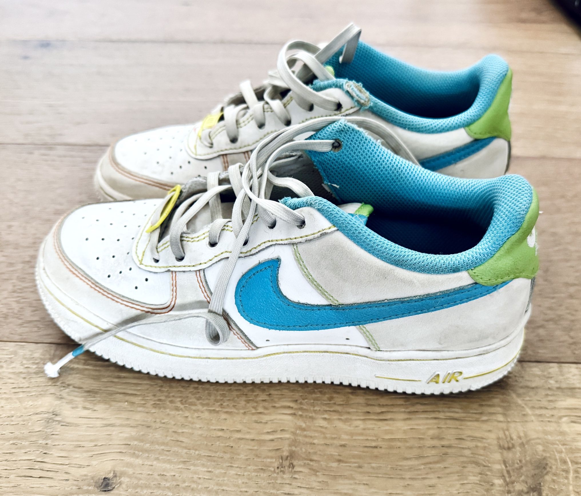 Kids NIKE AIR FORCE 1 LV8 Size 5Y