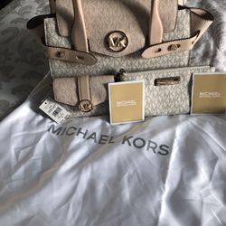 Brand New Micheal Kors Purse & Wallets 