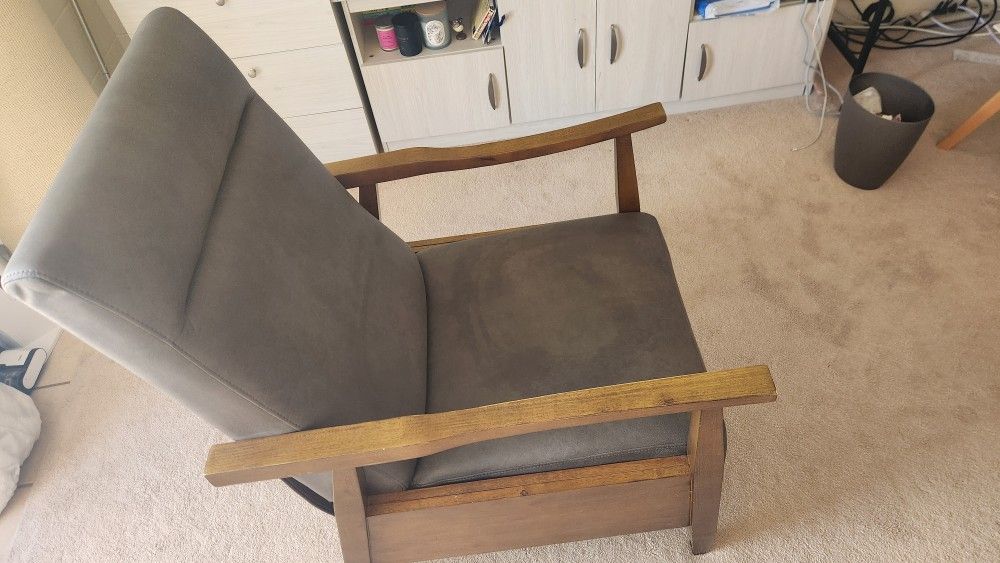 Single reclining sofa