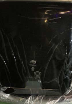 Hand towel dispenser battery powered