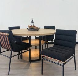 Beautiful Round table seats up to 6