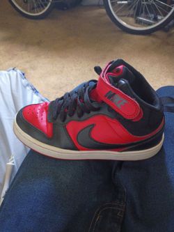 Nike Mid-Top Sneakers Black and Red
