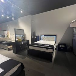 Black 4PC Queen Bedroom Set