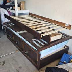 Simmons Bed. Bottom Bed. 