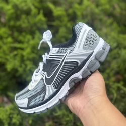 Nike vomero 5 black white 