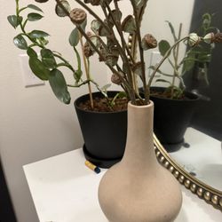 Modern matte ceramic / stoneware decorative vase