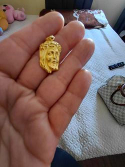18k  gold pendant brand new