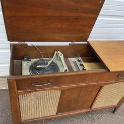 Vintage Chest Style Record Player With Storage 