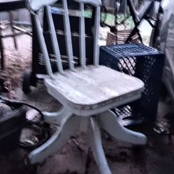 VINTAGE OLD SWIVEL CHAIR SPINNING CHAIR WITH WHEELS AND REMOVABLE TOP OLD WOOD AND NEW METAL.