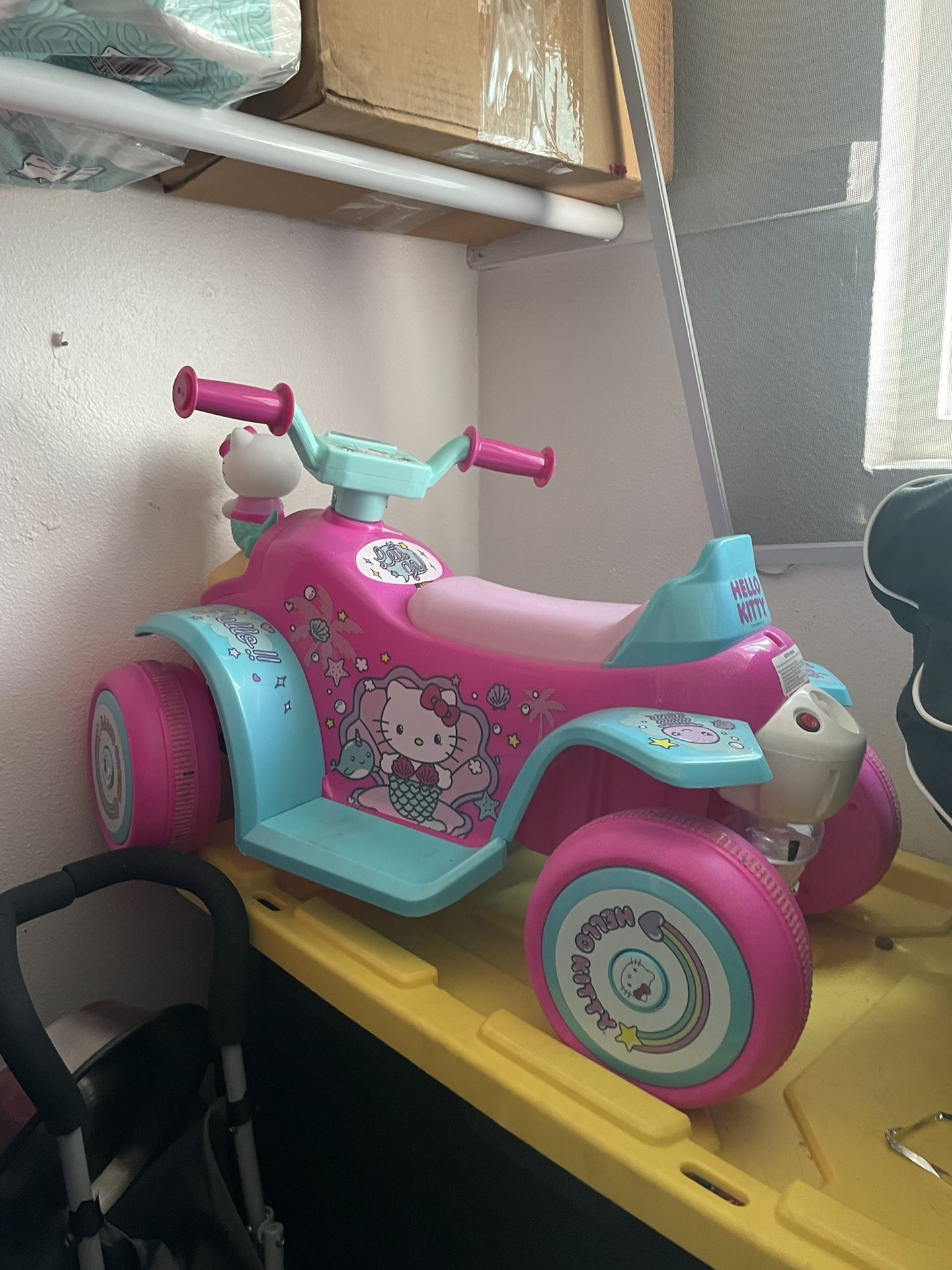 Hello Kitty 6V Girls' Electric Ride-On Bubble Quad,m