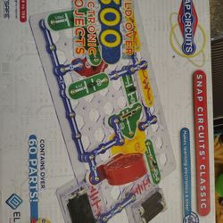 Snap Circuits .. 60 parts ... Build Over 300 Projects 