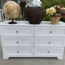 White Dresser Chest of Drawers Furniture Excellent Condition 