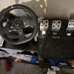 Logitech G920 Driving Force Racing Wheel and Pedals