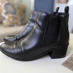 Black boots Size 7