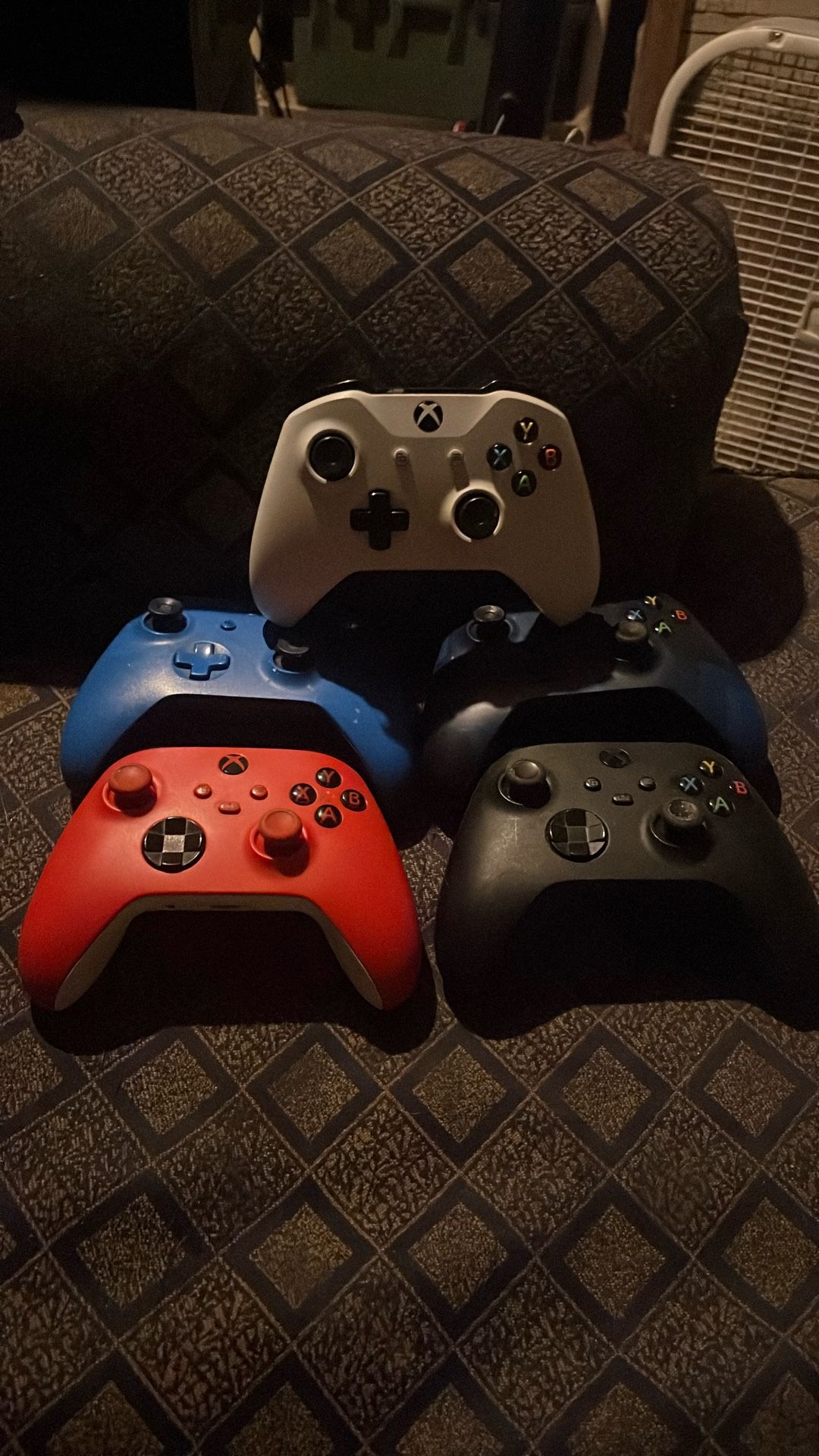 5 Xbox Controllers Series s And Series X (wireless)
