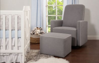 Silla mecedora con reposador de pies