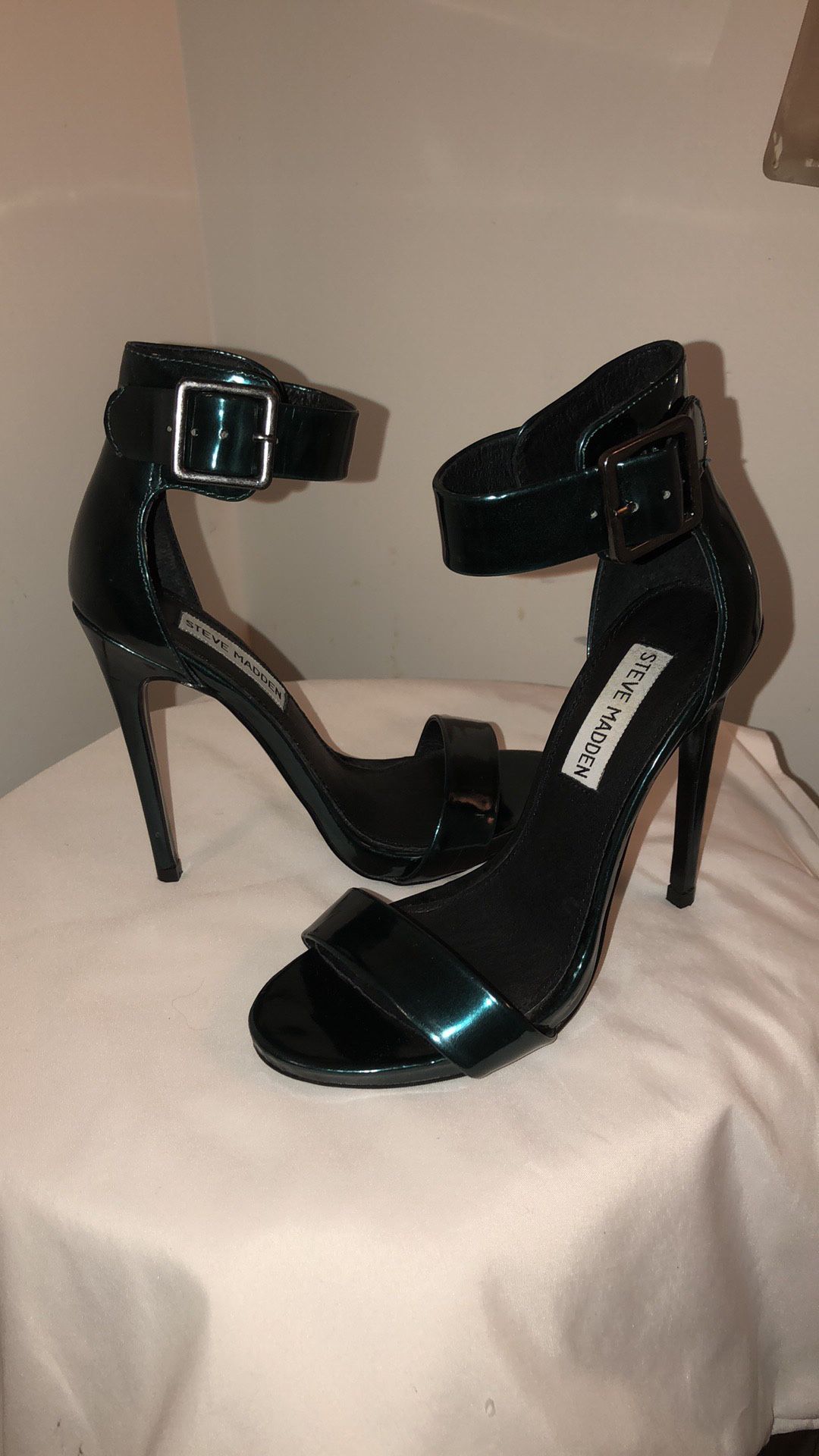 Steve Madden size 5 dark green patent leather heel