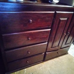 USED WOODEN CHEST OF DRAWER