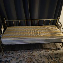 Rolling Metal Frame Daybed With Mattress