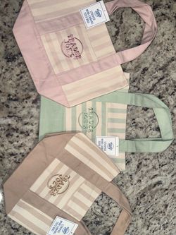 Trader Joe’s striped tote 🌺