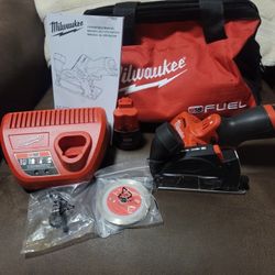 Milwaukee
M12 FUEL 12V 3 in. Lithium-Ion Brushless Cordless Cut Off Saw Kit with 2- 1.5 Ah Battery Charger and Bag