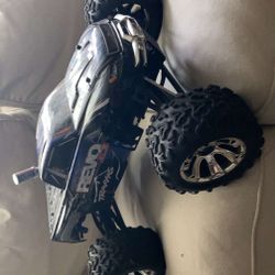 Traxxas revo 3.3 2 months old nitro