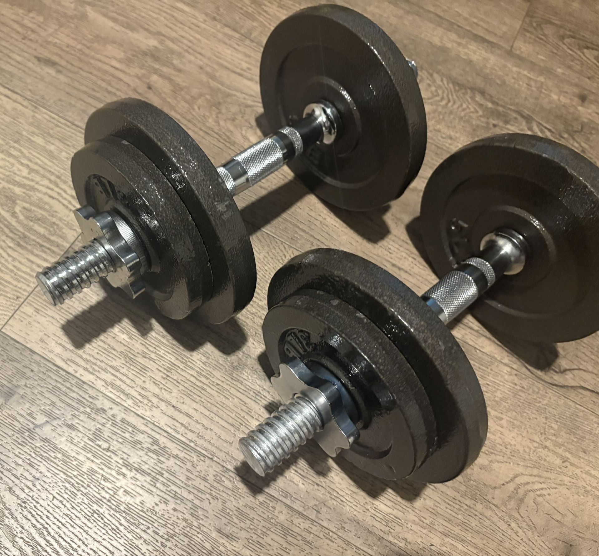 Set Of Cast Iron Adjustable Dumbbells 21 lbs Each. Total (42 Lbs)