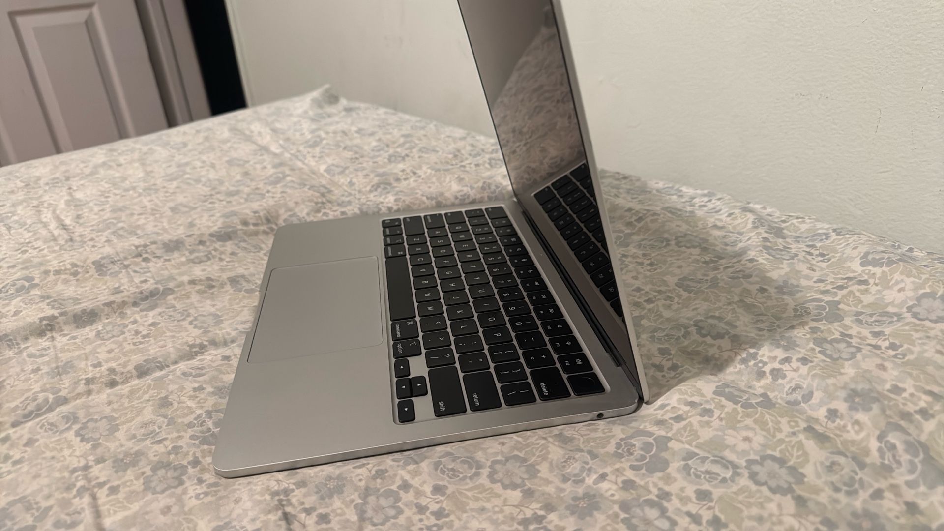 💻 MacBook Air M2 (Model A2681) – 13.6” – 8-Core GPU – Fair Condition