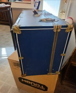 Vintage Steamer Trunk/ Luggage