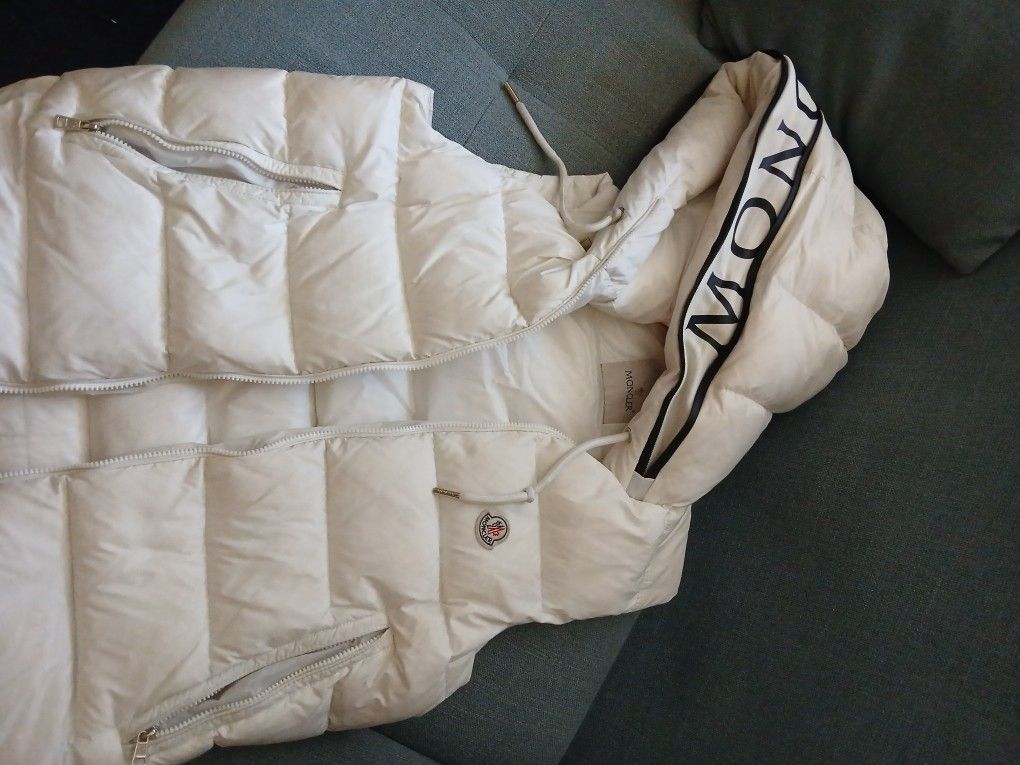 White Moncler Vest Very Unique Solf Fluffy Meterial Feather Down 🪶 Goose