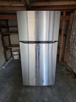 LG - 23.8 Cu. Ft. Top Freezer Refrigerator With Internal Water Dispenser