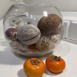 A round glass bowl filled with an assortment of sea shells. Beautiful great looking vase to relax your place and good energie for a good luck bella