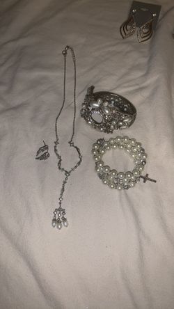 Costume Jewelry Set Necklace Bracelets And Earrings 