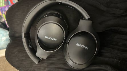 Noise cancelling headphones