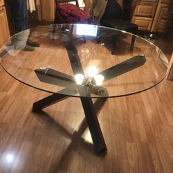 Dinning Room Table With 2 Free Chairs