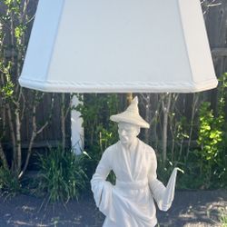 VINTAGE  CHINOISERIE PORCELAIN FIGURINE CHINESE MAN HOLDING PARASOL LAMP  Hollywood Regency