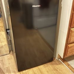 Hisense 3.3 cu ft Mini Fridge 