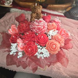  Bouquet Eterno: Arreglo de Velas Artesanales con Osito