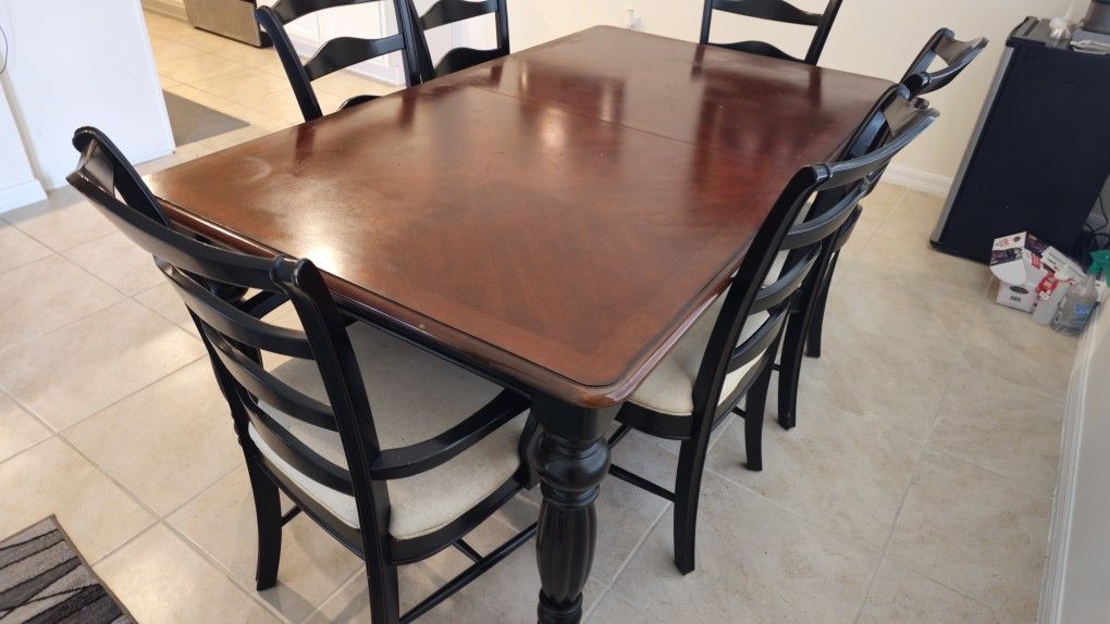 Beautiful Kitchen Table And 6 Wide Chairs + Leaf